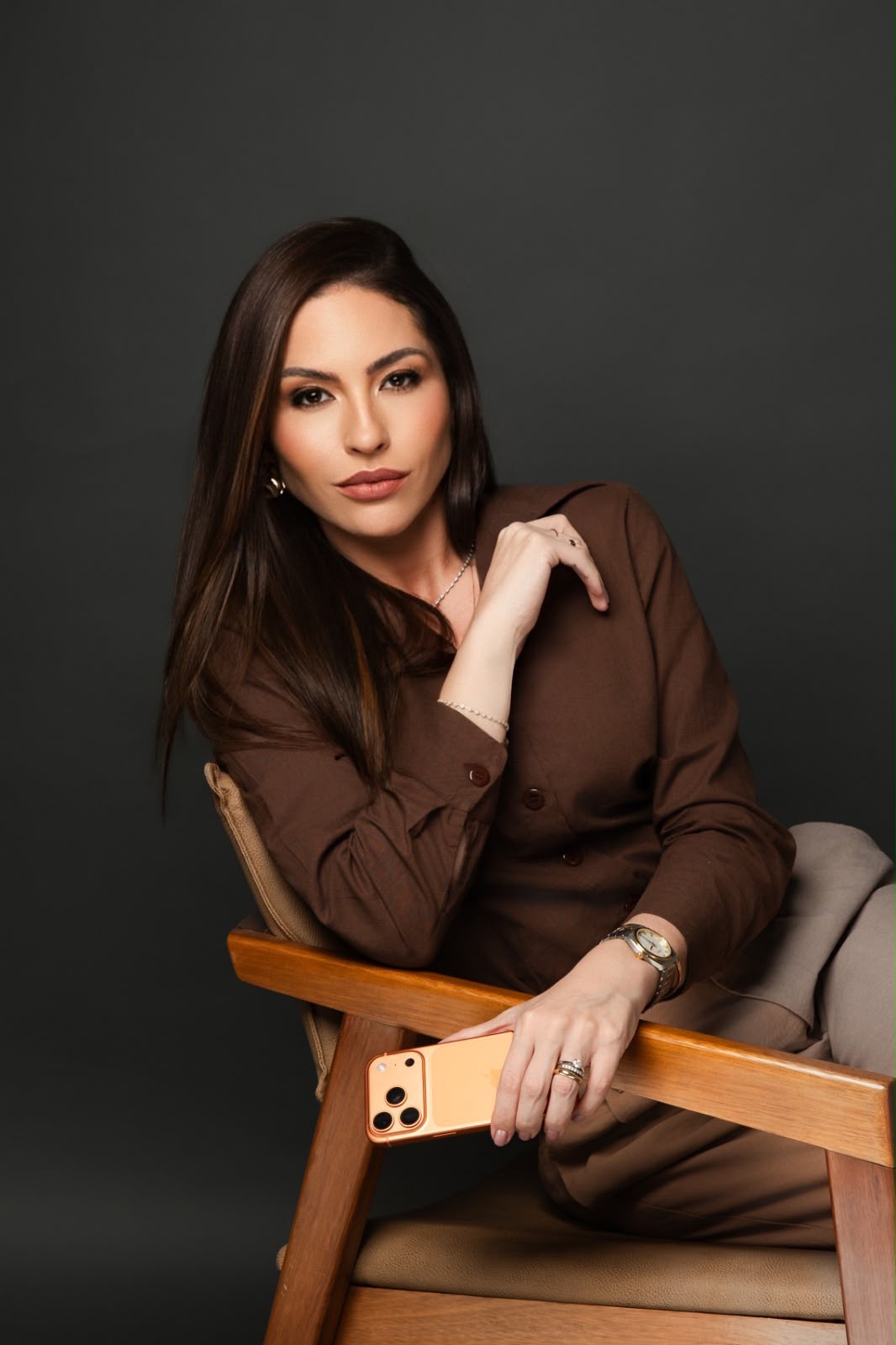 Dra. Stephany Quintanilha, advogada, sentada, em retrato de estúdio